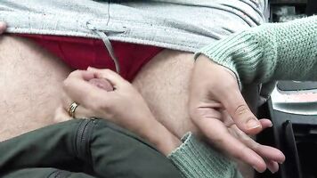 Une fille Algerienne a des relations sexuelles avec un homme plus age dans sa voiture dans une banlieue de Marseille